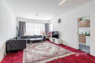 <p><span> </span></p><p><span>Bisschoppenhoflaan 437 (1e verd.) - Deurne</span></p><p><span> </span></p><p><span>Instapklaar appartement (110 m²) met 3 slaapkamers, garage en terras (3 m²) in Deurne</span></p><p><span> </span></p><p><span>Wonen op de Bisschoppenhoflaan betekent genieten van een uitstekende bereikbaarheid, een ruim aanbod aan winkels en een vlotte verbinding met het openbaar vervoer en de wagen. Een praktische locatie met alle voorzieningen binnen handbereik. </span></p><p><span> </span></p><p><span>Het appartement bevindt zich op de eerste verdieping van een goed onderhouden gebouw van 3 hoog met lift. Het is goed onderhouden en is recent nog volledig opgefrist en de elektriciteit is conform, waardoor je hier zonder zorgen je intrek kan nemen. De vaste kosten bedragen circa €225/maand en zijn all-in. Momenteel is het appartement verhuurd aan 1060 p/maand plus 200 euro aan kosten.</span></p><p><span> </span></p><p><span>Je komt binnen in de L-vormige hal, die toegang biedt tot vrijwel alle ruimtes. Links — aan de rustige achterzijde van het appartement — bevinden zich de 3 volwaardige slaapkamers van respectievelijk 12 m², 11 m² en 13 m² groot. De badkamer van 5 m² is uitgerust met een ligbad/douche, lavabomeubel en handdoekdroger. Daarnaast zijn er nog een apart toilet en een praktische berging/wasplaats van 5 m² aanwezig. Aan de voorzijde situeert zich de lichtrijke woonkamer (32 m²) met aansluitend de aparte keuken (9 m²). Van hieruit heb je toegang tot het zuid-georiënteerde terras (3 m²). </span></p><p><span> </span></p><p><span>Tot slot is de garagebox verplicht bij aan te kopen (€25000).</span></p><p><span> </span></p><p><span>Ben je op zoek naar een ruim appartement op een centrale locatie? Mis deze kans niet! VBewoonbare opp. 110 m² – ref.: bruto vloeropp. Voor meer info of een gratis schatting surf naar </span><span><span>www.hansimmo.be</span></span></p><p><span> </span></p>