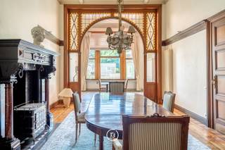 Dit charmant herenhuis, gelegen in de winkelstraat van Oudenaarde, is een unieke stadswoning met mogelijkheid om een handelspand uit te baten. De woning geniet verscheidene authentieke materialen en details.<br /><br />Een royale inkomhal voorzien van marmeren accenten, verwelkomt u en leidt naar het commerciële gedeelte op de begane grond. Hier bevindt zich een atelier en verkoopruimte beide afgewerkt met granieten elementen. Daarnaast zijn er een toilet, een bijkeuken, technische ruimte, een kluis en twee trappen die toegang bieden tot twee kelders. Het handelspand geeft uit tot een binnenkoer. Bovendien geniet deze van een zonnige tuin, een dakterras, een ruime garage en een carport, allemaal bereikbaar via de achterliggende straat, wat een onschatbare toegevoegde waarde biedt in centrum Oudenaarde.<br /><br />De prachtige inkomhal met vestiaire en gastentoilet geeft toegang tot een salon met open haard, eetplaats en keuken met berging. <br /><br />Op de tussenverdieping vinden we de wasplaats en de eerste badkamer voorzien van een dubbele lavabo, douche, bad en toilet. <br /><br />De eerste verdieping heeft 2 slaapkamer die door de grote raampartijen genieten van veel natuurlijk licht.<br /><br />De bovenste verdieping beschikt opnieuw over 2 slaapkamers en badkamer met toilet, dubbele lavabo en bad. Daarnaast is nog een vaste trap met toegang tot de zolder. Hier is nog voldoende opbergruimte. <br /><br />Dit buitengewone pand combineert niet alleen een uitstekende zichtbaarheid en bereikbaarheid , maar biedt ook een exclusieve kans om te wonen in het hart van Oudenaarde.