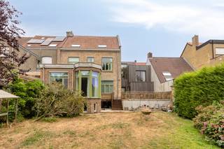 Nabij de Kruispoort (Dampoortstraat) te Sint-Kruis, centraal gelegen aan de stadsrand van Brugge bevindt zich dit gerenoveerd, klassevol huis te koop op een perceel van 533m² met 5 slaapkamers, 3 badkamers, garage, uiterste ruime kelder en een gunstig georiënteerde tuin. Dit luxueus huis werd met kwalitatieve materialen duurzaam gerenoveerd (EPC 151) geniet van een gunstige locatie vlakbij de Brugse vesten, buurtwinkels, scholen, openbaar vervoer, warenhuizen, sportcentrum...<br />Indeling:<br />Gelijkvloers (circa 110m²):<br />- Inkomhal (12m²) met gastentoilet;<br />- ruime, lichtrijke woonkamer (65m²) met gashaard en zicht op de gunstig georiënteerde tuin (533m²);<br />- compleet uitgeruste keuken (15m²);<br />- garage (18m²) met automatische poort.<br />1ste verdieping (circa 83m²):<br />- Nachthal (8m²);<br />- slaapkamer 1 (12m²);<br />- slaapkamer 2 (16m²);<br />- badkamer 1 (12m²) met inloopdouche en dubbele lavabo in meubel;<br />- badkamer 2 (10m²) met lavabo in meubel, ligbad en toilet;<br />- slaapkamer 3 (25m²) met ingemaakte kasten.<br />2de verdieping (circa 57m²):<br />- Nachthal (8m²);<br />- slaapkamer 4 (24m²);<br />- slaapkamer 5 (13m²);<br />- badkamer 3 (12m²) met ligbad, lavabo in meubel en toilet. <br />3de verdieping (circa 21m²):<br />- Zolder (21m²) toegankelijk via vlizotrap. <br />-1°V. (circa 88m²):<br />- Uiterst ruime kelder (88m²) omvattende: keuken, wc, opbergruimte...