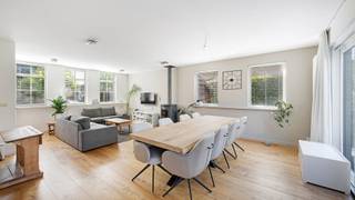 Deze losstaande villa is gelegen in de aangename verkaveling Heulebrug te Heist-aan-Zee. Het is er rustig wonen met het centrum van Heist en het station binnen fietsafstand. <br /><br />Het huis gebouwd in 2005 is gelegen op een perfect georiënteerd perceel van 423 m², met de zon van 's morgens tot de avond. Een zalige tuin met achterliggende garage en extra uitweg. <br /><br />Indeling: Inkomhal met gastentoilet, een mooie woonkamer (parket en open haard) met een halfopen en ingerichte keuken met zicht op de tuin. Verder op het gelijkvloers een handige bergruimte, wasplaats en toegang tot een droge kelder. Op de eerste verdieping zijn er drie volwaardige slaapkamers, een ingerichte badkamer en opnieuw een toilet. De dakverdieping is volwaardig en ingericht met een schitterende vierde slaapkamer met bijhorende dressing. De zolder dient als opbergruimte. <br /><br />Een zalige buitenruimte met een zongerichte tuin, veel volgroeide beplanting, grote zonneterrassen en een handige afgesloten doorgang naar een achterliggende steeg. Ideaal voor fietsen. De garage is groot en voorzien van een elektrische poort en opbergruimte op de verdieping. <br /><br />Regenwaterput 15.000 liter, zonnepanelen, energielabel B, conforme elektrische keuring... . <br /><br />Bezoeken? Graag na afspraak met Willem Cauwels op GSM 0477/60.12.16.