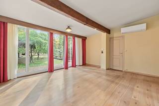 <p><span>Charmante laagbouwwoning met 2 slaapkamers op groot perceel in Schilde</span><span><br /><br />Op zoek naar een plek waar je elke dag geniet van rust en groen? Aan de </span><span>Hoeklaan 12</span><span> in </span><span>Schilde</span><span> vinden we deze </span><span>charmante laagbouwwoning met 2 slaapkamers</span><span>. De bomen en de aangelegde tuin zorgen voor een sfeervolle omgeving waar het heerlijk thuiskomen is.</span></p><p><span><br />De leefruimte heeft grote raampartijen, die het groen als het ware naar binnen halen. De aansluitende keuken beschikt naast een Bosch inductiekookplaat, oven, koelkast en vaatwas, ook over heel wat kastruimte, een lichtkoepel en rechtstreekse toegang tot het terras. Verder zijn er twee slaapkamers en een badkamer met ligbad/douche en een wastafelmeubel.</span></p><p><span><br />Ook buiten is het genieten. De </span><span>tuin met volwassen beplanting en terras</span><span> biedt fijne plekjes voor een rustig ontbijt, een gezellige barbecue of een ontspannen avond tussen het groen.</span></p><p><span>De woning ligt in de </span><span>bosrijke omgeving van Kotsbos</span><span>, met tal van wandel- en fietsmogelijkheden in de buurt. De omliggende dorpskernen van Sint-Antonius, Sint-Job-in-’t-Goor en Schilde bieden winkels, horeca en dagelijkse voorzieningen.</span></p><p><span><br />Voor het comfort is er centrale verwarming op gas, aangevuld met drie Daikin-airco-units die zowel verwarmen als koelen. De woning valt binnen het BPA ‘Kotsbos’, waar </span><span>permanente bewoning is toegestaan</span><span>.</span></p><p><span>De opmaak van het bestaande EPC dateert van vóór de plaatsing van de nieuwe CV ketel, de Daikin toestellen en (deels) nieuwe ramen.</span></p><p><span><br /></span><span>Troeven</span><span><br />- Rustige, groene ligging in Schilde<br />- Ruim perceel met aangelegde tuin en terras<br />- Twee slaapkamers<br />- Centrale verwarming op gas<br />- Daikin airco-units voor verwarmen en koelen<br />- Permanente bewoning toegestaan binnen BPA ‘Kotsbos’</span></p><p><span><br /></span><span>Ben jij geïnteresseerd in deze leuke woning te Schilde, ben je op zoek naar ander vastgoed of wens je de waarde van jouw eigendom te kennen? Dan ben je bij BOLT immo aan het juiste adres! Wij helpen jou graag verder.</span></p><p><span> </span></p>