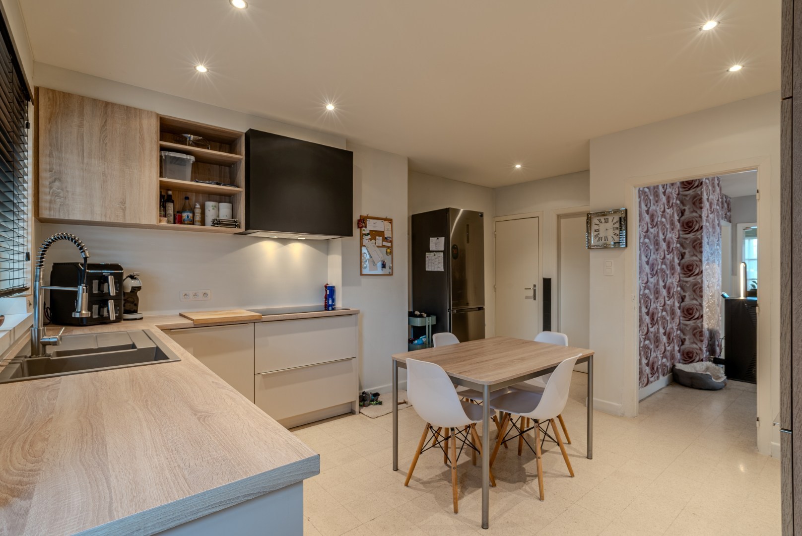 Halfopen woning met 4 slaapkamers en praktijkruimte - foto 3