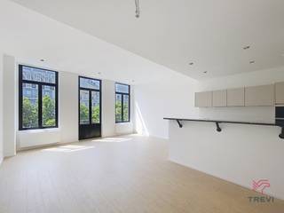 Op de prestigieuze Louizalaan – Stephanie-wijk. Dicht bij alle voorzieningen (winkels en openbaar vervoer). Prachtige NIEUWE duplex, 3 slaapkamers...