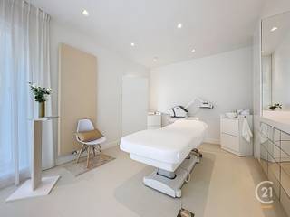 Ontdek dit volledig gerenoveerde handelspand van 91m², gelegen in het hart van de stad – op wandelafstand van de markt en omringd door nieuwe dynamiek dankzij het project ‘Tuin der Broeders’, met bijkomende handelszaken, woningen en een ondergrondse parking.<br />Het pand werd in 2020 volledig vernieuwd met hoogwaardige materialen en met oog voor detail. Denk aan solid surface-afwerking, duurzame tegelvloeren en op maat gemaakte inbouwkasten die zorgen voor een strakke, moderne uitstraling.<br />Binnenin vind je een volledig geïnstalleerde keuken, toilet en doucheruimte, wat het pand uiterst polyvalent maakt. Perfect geschikt als kantoor, praktijkruimte of vrij beroep.<br />Dankzij de centrale ligging in het bruisende stadscentrum profiteer je van maximale zichtbaarheid én bereikbaarheid. De buurt zit duidelijk in de lift, wat dit pand tot een topinvestering maakt — zowel voor eigen gebruik als voor verhuur.<br />Een extra troef: de huidige eigenaar is bereid om nog even verder te huren na verkoop, wat een onmiddellijk rendement garandeert voor investeerders.<br />💡 Samengevat:<br />✅Instapklaar handelspand – 91 m² op toplocatie nabij de markt<br />✅Volledig gerenoveerd in 2020<br />✅Hoogwaardige afwerking<br />✅Ingerichte keuken, toilet en douche<br />✅Geschikt voor kantoor, praktijk of vrij beroep, handel<br />✅Buurt in volle ontwikkeling (‘Tuin der Broeders’)<br />✅Ideale investering<br />✅Extra parkeermogelijkheden in de buurt<br />Voor meer info: CENTURY 21 Immo K St-Truiden en Tienen - 016/821778 - info@immok.be