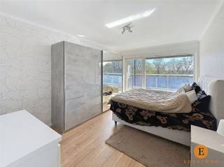 Centraal gelegen opbrengsteigendom met 2 slaapkamers en garagebox.Dit instapklare appartement biedt een aangename combinatie van comfort, licht en...