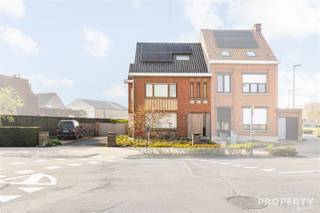 <p>Ruime instapklare woning met 4 slaapkamers te koop!</p><p>Indeling: inkomhal met gastentoilet, ruime lichtrijke leefruimte met zicht op de tuin, open keuken volledig uitgerust, wasberging, badkamer met douche en ligbad. Op de eerste verdieping zijn er 3 slaapkamers en nog een extra badkamer met toilet en douche. Op de zolderverdieping is er nog een extra ruime slaapkamer! Verder is er nog een kelder en dubbele garage aanwezig!</p><p>In de tuin kan je volledig tot rust komen! Extra troef de leuke buitenbar!</p><p>Voor meer info of een bezoek mail naar info@property-vastgoed.be! </p>