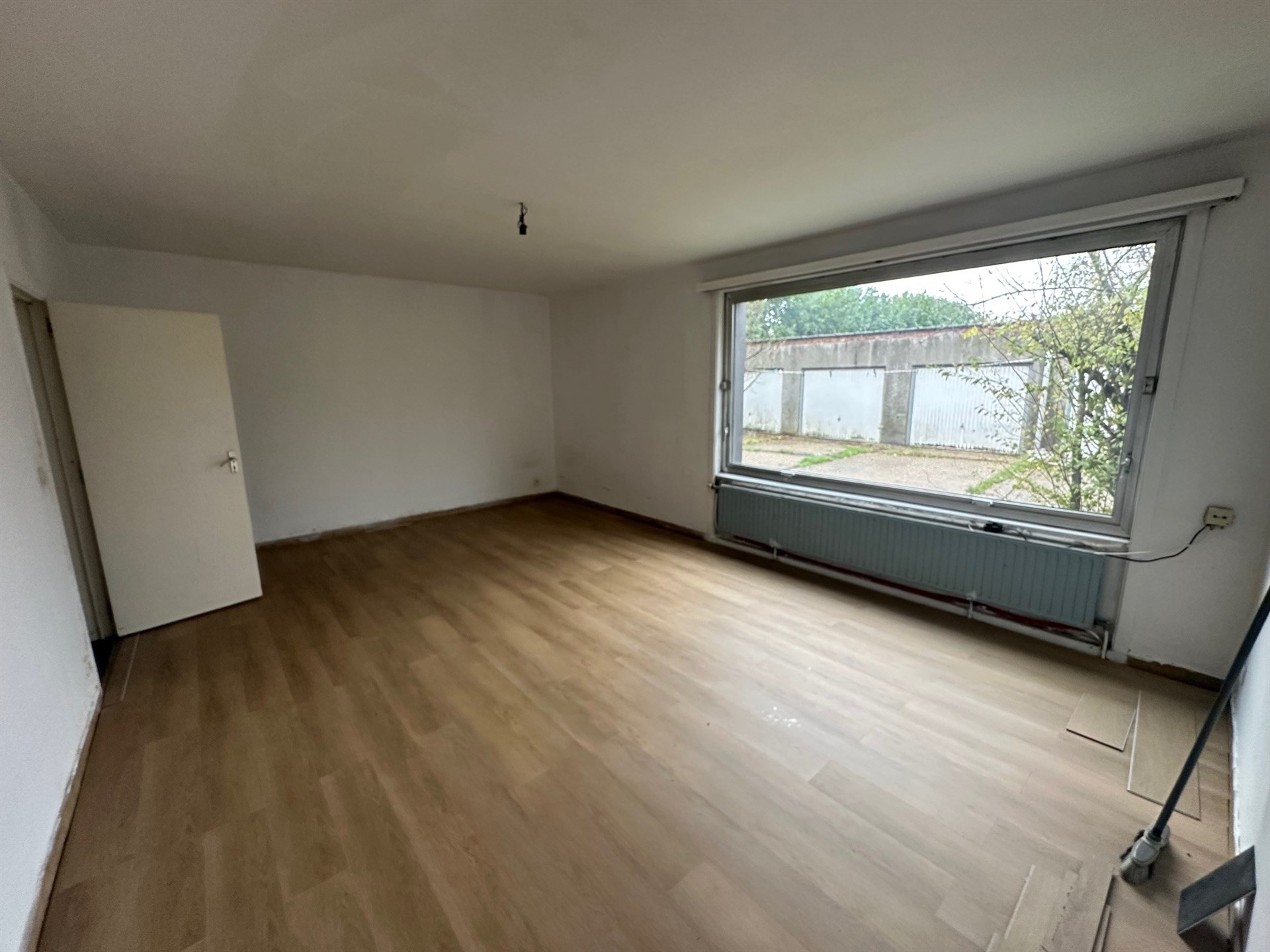 Gelijkvloers appartement met 2 slaapkamers - foto 1