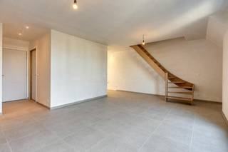 Bent u op zoek naar een kwalitatieve woonst of een slimme vastgoedinvestering? <br /><br />Dit duplexappartement (68 m²) met 1 slaapkamer maakt deel uit van een recente, kleinschalige residentie bestaande uit 5 appartementen.<br /><br />U geniet hier van een moderne architectuur die esthetiek naadloos combineert met functioneel wooncomfort. Bovendien is het appartement voorzien van zonwering. De keuken moet nog geplaatst worden, maar kan nog naar eigen smaak gekozen worden.<br /><br />Verplichte aankoop van een bovengrondse autostaanplaats en berging: €25.000,00<br /><br />INDELING<br /><br />Inkom - ruime, lichtrijke leefruimte met open keuken - terras - badkamer (lavabo, inloopdouche) - toilet - wasplaats<br /><br />Master bedroom - berging<br /><br />ALGEMEEN<br />- Nabij centrum Waregem en E17<br />- Op wandelafstand van winkels<br />- 6% BTW mogelijk<br />- Energiezuinig: warmtepomp, zonnepanelen<br /><br />Wilt u dit energiezuinige nieuwbouwappartement te Waregem zelf ontdekken? Neem vandaag nog contact op voor meer informatie of een bezoek ter plaatse: 0472 18 64 20 / matisse.vandererven@dewaele.com<br /><br />Bestuursmaatregelen in het maatregelenregister: nee