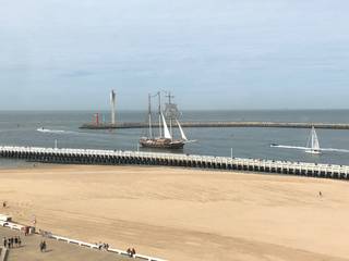 HEEL MOOI STIJLVOL VERNIEUWD APPARTEMENT MET FRONTAAL ZEEZICHT<br />Dit mooie, vernieuwde appartement op de 4de verdieping van de “Residentie Regence“ is volledig instapklaar.<br />Vanuit de woonkamer kan U volop genieten van het prachtige zicht op zee en de vaargeul.<br />De hedendaagse open keuken werd voorzien van alle comfort : inductiekookplaat, vaatwas, koelkast en vriezer en veel opbergruimte.<br />Naast de keuken is een praktische berging voorzien met wasmachine en droogkast.<br />De mooie badkamer heeft een instapdouche en dubbele lavabo met meubel.<br />Er is een afzonderlijk toilet. Achteraan vindt u 2 slaapkamers waarvan 1 uitgeeft op het zonneterras aan de achterzijde. In de residentie is er ook een individuele kelder.
<ul>
<li>Oppervlakte appartement : 77 m² + terras</li>
<li>Private kelder in de Residentie</li>
<li>Gemeubeld met italiaanse designmeubelen B&B Italia</li>
<li>KI: € 1.175,00</li>
<li>Positieve elektrische keuring</li>
<li>Centrale verwarming op aardgas</li>
<li>EPC : 114 kWh/(m² jaar) - Label B</li>
</ul>