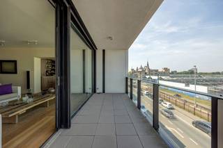 Ruim appartement gelegen in een modern gebouw met frontaal zicht op de Schelde, midden in het historische centrum van Antwerpen.Op wandelafstand van...