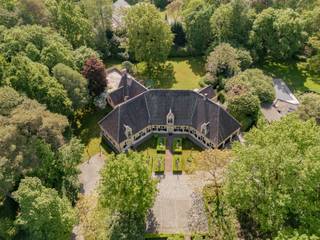 Deze luxueuze manoir is gelegen in een rustige straat op een boogscheut van de golf en het meer van Keerbergen. <br />Het perceel is meer dan 79 are groot en beschikt over een prachtig aangelegde parktuin met siervijver. <br /><br />De woning zelf biedt u 756 m² aan ruimte vol luxe, te beginnen bij de prachtige, lichtrijke inkomhal. Centraal gelegen en genietend van heel wat licht biedt deze enerzijds toegang tot de eerste verdieping via een Y-vormige traphal en anderzijds tot de woonkamer, gedeelte voor vrij beroep en garage / berging. <br /><br />Het gelijkvloers beschikt over drie prachtige, knusse zithoeken die genieten van lichtinval en de charme van de houtstructuren. <br />De eetkamer staat in verbinding met de keuken die op haar beurt werd volledig uitgerust met de meest luxueuze materialen van onder andere het merk Gaggenau. Ook hier zorgen de grote raampartijen voor een natuurlijke lichtinval. <br /><br />Het verwarmd binnenzwembad bevindt zich ook op de gelijkvloerse verdieping en kijkt uit op de groene tuin. De ruimte beschikt over een prachtige bar voorzien van opnieuw alle luxe zoals wijnkoelers, ijsmachine, champagnekast enzovoort. Een kleedruimte en douche zijn tevens voorzien. Tot slot kan u gebruik maken van de beamer die de ruimte omtovert tot een ware homecinema. <br /><br />In een aparte ruimte kan u tevens nog genieten van de sauna en hamam. <br /><br />De eerste verdieping beschikt over vijf ruime slaapkamers en vier badkamers. <br />De masterbedroom geniet tevens van haar eigen dressing en volledig uitgeruste badkamer en biedt tot slot toegang tot een royaal terras. <br />Een polyvalente ruimte van 72 m² tot in de nok van het dak biedt nog tal van mogelijkheden.<br />De hele woning is uitgerust met een Bang & Olufsen installatie. <br /><br />De woning beschikt tot slot nog over een garage die plaats biedt aan twee wagens en een grote bergzolder. <br />Mogelijkheid tot 66m² aan te wenden als vrij beroep/praktijkruimte.<br />Het perceel is volledig omheind en enkel toegankelijk via de grote poort met oprijlaan tot aan de woning. <br /><br />Voor verdere informatie en vragen, aarzel niet om contact op te nemen met Michèle Van Belle via michele.van.belle@imovastgoed.be of bel naar 015/34.34.54.