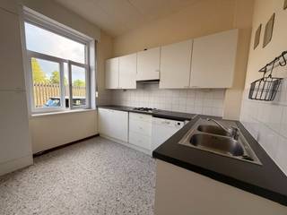 <p>Deze <strong>centraal gelegen rijwoning</strong> op een super leuke locatie vlakbij Portus Ganda.<br /><br />Bij het betreden van de woning bevindt de <strong>keuken </strong>zich aan de linkerzijde. Verderop komt u terecht in de <strong>gezellige woonkamer</strong>, die rechtstreeks toegang biedt tot de <strong>stadskoer</strong>. Dit is de ideale plek om tijdens de zomermaanden heerlijk buiten te genieten. <br /><br />Via de trap in de woonkamer bereikt u de eerste verdieping. Hier bevinden zich een <strong>apart toilet</strong>, een <strong>badkamer</strong> <strong>met veel opbergruimte</strong> en een <strong>polyvalente kamer</strong> (mogelijkheid tot extra living of bureau ruimte). Vanuit deze ruimte leidt de tweede trap naar de bovenste verdieping, waar zich <strong>twee slaapkamers </strong>bevinden. <br /><br />Dankzij de centrale ligging, twee slaapkamers en <strong>aangename buitenruimte</strong> is deze woning een interessante opportuniteit voor wie comfortabel wil wonen in het centrum van Gent. <br /><br /><strong>Indeling</strong></p>
<ul>
<li>Gelijkvloers: inkomhal, keuken, woonkamer en terras</li>
<li>Eerste verdieping: apart toilet, badkamer en slaapkamer</li>
<li>tweede verdieping: twee slaapkamers</li>
</ul>
<br />De huurprijs bedraagt €1.150,00 /maand en is <strong>onmiddellijk </strong>beschikbaar.<br /><br />Voor meer informatie en een bezoek, neem dan contact op met Debora via debora@convas.be