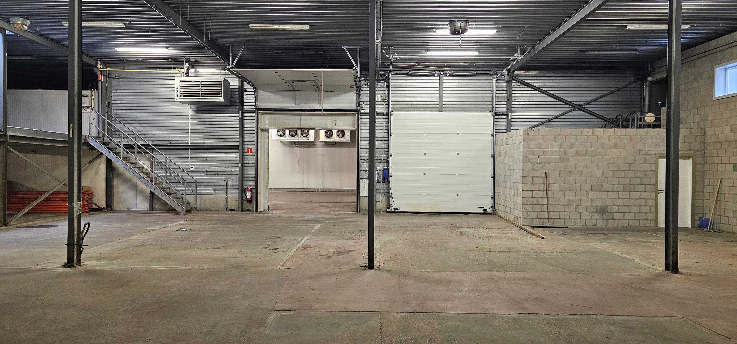 TE HUUR: magazijn/werkplaats van 930m² in Diest - foto 5