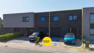 Welkom in de Groene-Herdersgoed 27 in Roeselare, een fantastische, energiezuinige woning gelegen in een rustige, residentiële wijk. Dankzij de gunstige ligging geniet u van een vlotte verbinding naar de snelweg én het levendige stadscentrum van Roeselare.<br /><br />Bij het binnenkomen wordt u verwelkomd in een stijlvolle inkomhal met apart gastentoilet. De lichtrijke leefruimte straalt warmte en gezelligheid uit en vloeit naadloos over in de volledig uitgeruste keuken met moderne toestellen en een praktisch kookeiland – de ideale plek voor wie van koken houdt. Op zonnige dagen wandelt u rechtstreeks de tuin in, waar u in alle rust kunt genieten van de zon en een heerlijk drankje.<br /><br />Op de bovenverdieping vindt u drie volwaardige slaapkamers, ingericht met het oog op optimaal comfort en nachtrust. De stijlvolle badkamer beschikt over een ruime inloopdouche, een ligbad, een badkamermeubel met lavabo en een tweede toilet.<br /><br />De buitenruimte is een absolute troef: een aangelegde tuin met een gezellige overkapping. U kiest op elk moment van de dag tussen zon en schaduw. Parkeren doet u eenvoudig op de ruime oprit, die plaats biedt aan meerdere wagens. Daarnaast beschikt de woning over een inpandige garage.<br /><br />De vermelde prijs is een richtprijs. Elk bod, hoger of lager dan deze prijs, wordt voorgelegd aan de eigenaar, die zich het recht voorbehoudt om dit te aanvaarden of te weigeren.