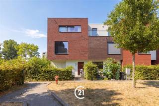 <p>Bent u op zoek naar een ruime woning met 3 à 4 slaapkamers en een tuin in Gent? Dan is deze woning precies wat u zoekt.</p><p>Deze woning is gelegen in de Nadine Crappéstraat in Gent, op een uitstekende locatie nabij het stadscentrum en omringd door heel wat groen. De Bourgoyen, de Blaarmeersen en de Watersportbaan bevinden zich op korte afstand, waardoor u volop kunt genieten van recreatie en natuur. In de onmiddellijke omgeving vindt u diverse winkels, scholen, openbaar vervoer en andere dagelijkse voorzieningen. Dankzij de centrale ligging tussen de R40 en de R4 geniet u bovendien van een vlotte bereikbaarheid met de wagen, de fiets en het openbaar vervoer. Deze topligging combineert rustig wonen met een uitstekende mobiliteit en alle troeven van de stad binnen handbereik.</p><p>Indeling:</p><p>GLV: Via de inkomhal betreedt u de woning. Hier bevinden zich een apart gastentoilet, een badkamer en een ruime polyvalente ruimte die perfect kan dienen als leefruimte, bureau, hobbyruimte of extra slaapkamer. Vanuit deze ruimte heeft u rechtstreeks toegang tot de aangename tuin.<br />1steV: Via de trap bereikt u de lichtrijke leefruimte met open keuken. Aansluitend bevindt zich een gezellig terras, vanwaar u via een trap rechtstreeks toegang heeft tot de tuin.<br />2deV:Via de nachthal bereikt u drie volwaardige slaapkamers, waarvan de master bedroom beschikt over een eigen badkamer. Daarnaast bevindt zich op deze verdieping een derde badkamer.</p><p>Daarnaast kan er een staanplaats worden bijgekocht voor 15.000 euro.</p><p>Interesse?<br />Contacteer ons gerust voor meer informatie of plan vandaag nog uw bezoek in.</p>