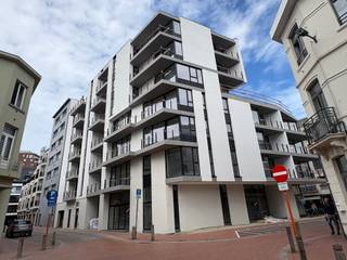 OPENDEUR - Bezoek het project Maison Duysburgh tijdens onze Nieuwbouwtournée op zo 25/10 van 9u30-11u. Maak je afspraak op 050 70 81 74 of hello@keyimmo.be.
OPLEVERING VOORJAAR 2027! In het centrum van Blankenberge lanceren we het project, Maison Duysburgh. In totaal verrijzen er 39 appartementen ontworpen door het Blankenbergs architectenteam van GW2. Zeer typerend aan het project is het contrast van de moderne nieuwbouw met het behoud van het breedhuis in art-nouveau-stijl. De projectsite bevindt zich pal tussen de Grote Markt en de Zeedijk van Blankenberge waardoor quasi alle faciliteiten op wandelafstand liggen.
In het aanbod van appartementen wordt een mix voorzien van één, twee of drie slaapkamers met mooie terrassen. Het combineren van meerdere appartementen is hier nog perfect mogelijk. De integratie van het beschermd gebouw in het totale project wordt een heuse eye-catcher voor Blankenberge en bezorgt het gebouw de nodige allure.
Alle appartementen worden verwarmd op basis van een warmtepomp gekoppeld aan vloerverwarming. Dit in combinatie met het ventilatiesysteem (type D), de akoestische isolatie en thermische isolatie maken dat de E-peilen maximaal E30 kunnen bedragen. Naast de gunstige E-peilen voorziet de bouwheer ook mooie budgetten in het lastenboek en een interieurarchitect die u bijstaat met advies.
Deze type appartementen kunnen worden aangekocht aan 6% btw. Neem contact op voor meer informatie via 050 70 81 74 of hello@keyimmo.be.