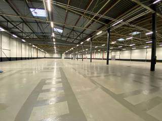 Entrepôt logistique à louer à Zele. L’entrepôt de 7.663 m² est stratégiquement situé dans la zone industrielle de Zele, à proximité de l’E17.Ce...