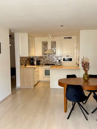 <p></p><p>In een rustige en aangename woonwijk van Deurne vind je dit verzorgd 1-slaapkamerappartement met een praktische indeling en verrassend veel opbergruimte.</p><p></p><p>De gezellige leefruimte sluit aan op een functionele keuken die voorzien is van alles wat je nodig hebt: een oven, fornuis, koelkast, vaatwasser en heel wat kastruimte. Aansluitend bevindt zich een handige berging met plaats voor zowel een wasmachine als een droogkast.</p><p></p><p>De ruime slaapkamer is uitgerust met een volledige kastenwand van muur tot muur die ter beschikking blijft van de huurder. Zo beschik je meteen over een zee van opbergruimte zonder zelf extra meubels te moeten voorzien. Vanuit de slaapkamer heb je bovendien toegang tot het aangename, zuidwestgericht terras waar je heerlijk kunt genieten van de middag- en avondzon.</p><p></p><p>De badkamer beschikt over een ligbad, ideaal voor wie af en toe graag even tot rust komt na een drukke dag.</p><p></p><p>Ook aan praktische zaken werd gedacht. Op niveau -1 bevindt zich een bijzonder ruime privatieve kelder en in de gemeenschappelijke fietsenstalling is plaats voorzien voor twee fietsen.</p><p></p><p>Een extra troef? <strong>De gemeenschappelijke kosten zijn reeds inbegrepen in de huurprijs.</strong> Geen extra maandelijkse verrassingen dus.</p><p></p><p>Ben je op zoek naar een comfortabel appartement op een rustige locatie in Deurne, met terras, veel bergruimte en alle nodige voorzieningen binnen handbereik? Dan is dit zeker een bezoek waard.</p>