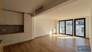 Square Estate presenteert u dit prachtige appartement met 2 slaapkamers, ideaal gelegen. Het bestaat uit een gezellige hal, een ruime woonkamer met...