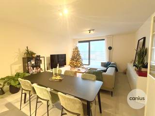 <p><span>RECENT APPARTEMENT IN HARTJE HASSELT MET 1 SLK + TERRAS & PARKING</span></p><p><span> </span></p><p><span>Op wandelafstand van het stadscentrum van Hasselt, Hoofdstad van de Smaak treffen wij residentie Mosa aan. Ideaal voor iemand die wil genieten van het bruisende stadscentrum. In de directe omgeving treffen wij lokale handelaars aan. Tevens bevinden wij ons op wandelafstand van verschillende parken, het Cultureel centrum, … Ook kunnen wij een goede bereikbaarheid garanderen door de ligging nabij openbaar vervoer en invalswegen zoals de kleine en de grote ring waardoor wij ons vlot kunnen verplaatsen. </span></p><p><span> </span></p><p><span>Appartement 1.4 is gelegen op de eerste verdieping. De indeling is als volgt: inkomhal, afzonderlijk toilet, leefruimte bestaande uit een zit- en eethoek, volledig geïnstalleerde keuken, berging, badkamer, slaapkamer + terras.</span></p><p><span>Bij het appartement dient men verplicht een autostaanplaats (35.000,00) en een kelderberging (6.000,00 euro) aan te kopen. </span></p><p><span> </span></p><p><span>Momenteel is het appartement verhuurd, ideaal als investering of om zelf te wonen.</span></p><p><span> </span></p><p><span>TROEVEN</span></p><p><span>+ Aangename buitenruimtes </span></p><p><span>+ Gunstige ligging in hartje Hasselt </span></p><p><span>+ Parkeergelegenheid voor wagen & fiets</span></p><p><span>+ Energiezuinig appartementen voorzien van hedendaagse technieken (zonnepanelen, warmtepomp, …). </span></p><p><span> </span></p><p><span>Net als ons overtuigd van de vele voordelen van residentie Mosa? Neem gerust contact op met één van onze medewerkers via 078 78 30 39 of <span>info@canius.be</span></span><span> </span></p><p><span> </span></p><p><span>De vermelde oppervlaktes zijn slechts een indicatie. Canius Real Estate kan niet verantwoordelijk gesteld worden voor de juistheid van de door zijn verstrekte gegevens.</span></p><p><span> </span></p><p><span> </span></p>