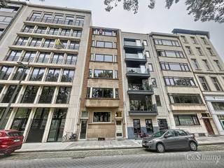 <p>Gelijkvloers gelegen studio appartement met terras en volledig bemeubeld gelegen aan de Britselei. U geniet van een bijzonder rustige ligging achteraan in het gebouw.<br />De open, ingerichte keuken is voorzien van een kookplaat, dampkap, microgolfoven, oven, koelkast met vriesvak en wasmachine. Vanuit de keuken heb je rechtstreeks toegang tot het gezellige terras, een fijne plek om even buiten te zitten.<br />De leefruimte is afgewerkt met parket en ingericht met een zetelbed. Daarnaast is er een aparte slaaphoek met dubbel bed en praktische maatkast. De ingerichte badkamer beschikt over een douche, toilet en badkamermeubel.<br />Verder beschikt het appartement over een privatieve kelderberging, een privatieve elektriciteitsmeter en is er een fietsenstalling aanwezig in het gebouw. Het meubilair zoals afgebeeld op de foto's is inbegrepen.<br />Beschikbaar vanaf 1 november.<br />Enkel verhuur op lange termijn mogelijk.</p>