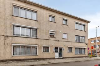 Ruim appartement, gelegen op de 2de verdieping van een goed onderhouden gebouw, in het centrum van Herentals. Dit appartement beschikt tevens over een kelderberging en garagebox met automatisch bediende poort. Deze zijn in de prijs inbegrepen.Het appartement omvat;- inkom/nachtgang- woonkamer- ingerichte keuken- badkamer met ligbad, lavabomeubel - apart toilet- 2 slaapkamers- dressing/berging, of mogelijks 3de slaapkamer- terrasRamen in 3 gevels met rolluiken - 108 m² bewoonbaar - EPC label B. Er is geen lift in het gebouw, waardoor de gemeenschappelijke kosten zeer beperkt zijn.Bestuursmaatregelen in het maatregelenregister: nee