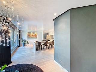 De ruimte is ingedeeld met een aparte vergaderruimte, een nette kitchenette en enkele afzonderlijke burelen. Het aangename terras zorgt voor extra licht en een fijne pauzeplek. In de buurt is er voldoende parkeergelegenheid voor medewerkers en bezoekers.Troeven:- Centraal gelegen- Aparte burelen en vergaderruimte- Kitchenette en terras- Voldoende parking in de omgevingBent u op zoek naar bedrijfsvastgoed bestaande uit een kantoor te huur in Waregem? Aarzel dan zeker niet om ons te contacteren op het nummer 056 21 11 11.