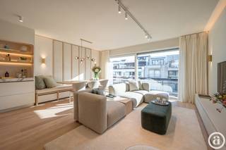 <span>Prachtig gerenoveerd appartement, ideaal gelegen nabij het commerciële hart van Knokke en op wandelafstand van het strand en de zee. Indeling: inkomhal met vestiaire en gastentoilet. De vestiaire is tevens uitgerust met een combi wasmachine/droogkast. Ruime en lichtrijke woon- en eetkamer met directe toegang tot het terras. Luxueuze open keuken, volledig uitgerust met Miele-toestellen. De master bedroom beschikt over ingemaakte kasten en een ensuite douchekamer met dubbele lavabo en toilet. Tweede ruime slaapkamer met ingemaakte kasten. Beide slaapkamers geven uit op het achterliggende terras. Daarnaast is er een aparte douchekamer en een derde slaapkamer, eveneens voorzien van ingemaakte kasten. Private kelderberging. Mogelijkheid tot aankoop van een garagebox in de residentie.</span>