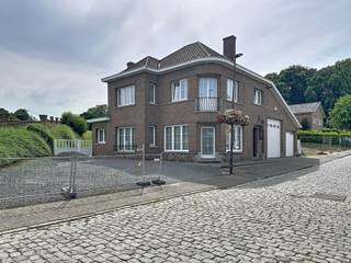 <p>Lennik : in het PITTORESKE CENTRUM van Eizeringen, biedt IMMO STORE u deze TE MODERNISEREN VIERGEVEL WONING met ZUIDGERICHTE TUIN en WERKPLAATS aan. Deze STEVIGE CONSTRUCTIE heeft heel wat POTENTIEEL. Zo kan het gedeelte boven de werkplaats opgetrokken worden voor bijkomende slaapkamers. Momenteel zijn er drie en en één badkamer. Mits een het steken van een VASTE TRAP kan eveneens de zolder INGERICHT worden. Op de gelijkvloerse verdieping bevinden zich de hal, eventueel commercieel gedeelte of kantoorruimte, keuken en woonkamer met zicht op de tuin. De WERKPLAATS aan de rechterkant van de woning betreedt men via 2 HOGE AUTOMATISCHE POORTEN. Van hieruit heb je ook toegang tot de achterkant van de woning. Op WANDELAFSTAND van winkels, scholen en openbaar vervoer. U heeft interesse in dit pand? Contacteer IMMO STORE op 02 203 03 03. Wij regelen voor u een bezoek ter plaatse! +++ EPC 'F' +++</p>