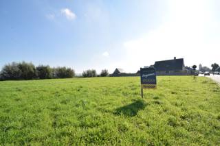 - Ideale ligging in Woumen: Kerkhofstraat 1- 5 Loten bouwgrond voor alleenstaande woningen in een goedgekeurde verkaveling.- percelen van 811 tot 880...