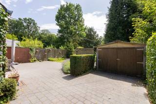 Deze half open woning op een perceel van maar liefst 12a58ca wordt verkocht.De woning beschikt over een prachtige tuin, alsook een zeer mooie...
