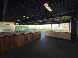 Dit multifunctionele bedrijfsgebouw beschikt over een showroom/ kantoor van 960m², gecombineerd met een magazijn van 840 m². Het pand is...