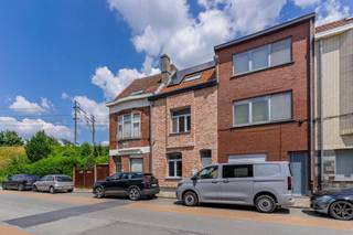 Gelegen op de Ottergemsesteenweg 277, vlakbij winkels, scholen, UZ Gent, cultuur, Sint-Pietersstation en openbaar vervoer, biedt deze woning...