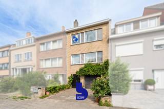 <p>Welkom in de Eigen-Haardstraat in Mariakerke.<br /><br />Deze ruime gezinswoning biedt tal van troeven en is de ideale thuis voor wie op zoek is naar ruimte, comfort en uitbreidingsmogelijkheden.<br />Bij aankomst is er voor de woning plaats om een eerste wagen te parkeren.<br /><br />Via de inkomhal betreden we de woning, waar we meteen een ruime inkomhal en een praktische garage terugvinden. Achteraan de garage bevinden zich een grote wasruimte en een rechtstreekse toegang tot de tuin.<br /><br />Op de eerste verdieping vinden we een apart gastentoilet, een lichtrijke en ruime leefruimte en een aansluitende keuken met handige berging. Vanuit de keuken is er bovendien toegang tot het aangename terras, waar je in alle rust kan genieten.<br /><br />De tweede verdieping beschikt over drie volwaardige slaapkamers en een recent vernieuwde badkamer.<br />Tot slot biedt de ruime zolder heel wat potentieel om de woning verder uit te breiden of extra woonruimte te creëren, volledig volgens jouw wensen.<br /><br />Een woning met veel ruimte, een praktische indeling en tal van mogelijkheden, gelegen in een rustige buurt in Mariakerke.</p>