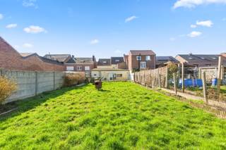 Ruime zeer mooie gezinswoning in het gezellige Oplinter en in de nabijheid van school, bank, apotheker en op 10 min. van het centrum Tienen. Deze grote woning omvat op het gelijkvloers: grote garage met berging en douche, inkom, ruime leefruimte, toilet, veranda, ingerichte woonkeuken (vaatwasser, koelkast, oven ...), berging, wasplaats, binnenkoer en grote tuin en zijingang. Op verdieping: ingerichte badkamer (ligbad, douche, lavabo en toilet) en 4 grote slaapkamers. De zolder is tevens afgewerkt en bestaat uit 2 doorloopkamers of polyvalente ruimte. De verwarming gebeurt d.m.v. centrale verwarming door aardgasketel en overal zijn er PVC ramen met dubbele beglazing. Bent u op zoek naar een ruime woning met garage en tuin, kom dan gerust een kijkje nemen.
