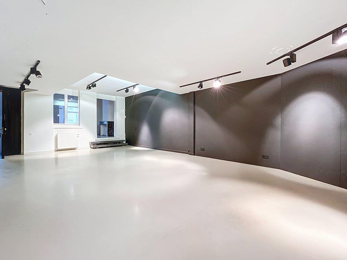 Sainte-Catherine | Commerce/bureau – 140 m² + cave 35 m² - photo 2