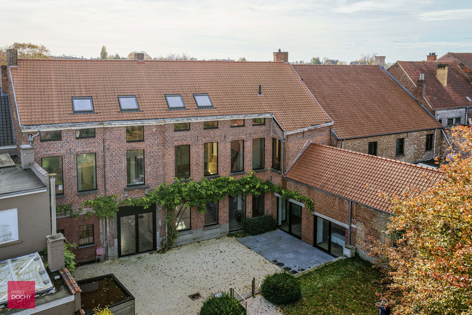 Spacieuse maison de ville rénovée - idéale pour un bureau, une profession libérale ou un restaurant - photo 4