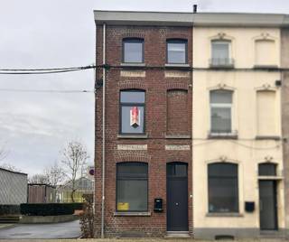 GELIJKVLOERS:- inkomhal met gastentoilet- berging- keuken voorzien van alle hedendaagse toestellen- lichtrijke leefruimte1e VERDIEPING:- slaapkamer- badkamer voorzien van inloopdouche, bad, toilet en dubbele lavabo2e VERDIEPING:- slaapkamer - dressing/ bureau met toegang tot de 3e kamerExtra:- kelder- gezellige binnenkoer met uitweg- veel gratis parkeermogelijkhedenDeze woning is onmiddellijk beschikbaar!Interesse in deze woning? Vraag snel een bezoek aan via www.dewaele.com!