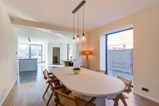 <p>Deze knap gerenoveerde woning is gelegen nabij het centrum van Nijlen, op 5 minuten van de oprit E313. Het pand is energetisch ingrijpend gerenoveerd, en beschikt tevens over een ventilatiesysteem en een regenwaterput. Op de gelijkvloerse verdieping bevinden zich: een inkomhal met apart toilet, een zeer ruime leefruimten met open keuken met aansluitend een berging en een achterinkom. Op de eerste verdieping zijn 3 volwaardige slaapkamers aanwezig en een badkamer. Deze is voorzien van toilet, dubbele wastafel en douche. Er bestaat nog de mogelijkheid om een bad te plaatsen, de aansluitingen zijn hiervoor voorzien. In de tuin is een terras voorzien in gepolierd beton. Verder is er ook een zolder en een kelder aanwezig. Alle binnendeuren worden nog geplaatst door de huidige eigenaar. Ook de oprit zal nog verder afgewerkt worden met grind en grindmatten. Maak snel uw afspraak voor een bezoek! </p>