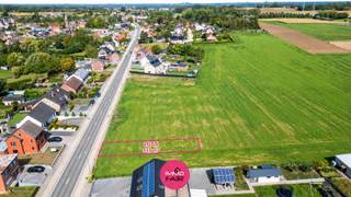 Dit bouwperceel van 517 m² in Martenslinde biedt de mogelijkheid om een hedendaagse halfopen woning te realiseren, volledig afgestemd op jouw eigen wensen. De achterzijde van het perceel kijkt uit over de omliggende velden.<br /><br />De woning wordt gerealiseerd aan de Riemsterweg, met een goede verbinding richting Bilzen, Genk, Riemst, Maastricht en de E313. Ook dagelijkse voorzieningen, scholen en openbaar vervoer bevinden zich in de omgeving.<br /><br />Voor het hoofdgebouw gelden onder meer volgende mogelijkheden:<br /><br />Gelijkvloerse bouwdiepte tot maximaal 17 m<br /><br />Bouwdiepte op de verdieping tot maximaal 12 m<br /><br />Maximaal 2 volwaardige bouwlagen<br /><br />Keuze tussen een hellend of plat dak<br /><br />Mogelijkheid tot het voorzien van een carport binnen de voorziene zone<br /><br />Afmetingen van het perceel:<br /><br />Straatzijde: ca. 10,3 m<br /><br />Achterzijde: ca. 10,3 m<br /><br />Linkerzijde: ca. 50 m<br /><br />Rechterzijde: ca. 50 m<br /><br />Volgens de verkavelingsvoorschriften kan per perceel bovendien één vrijstaand bijgebouw worden voorzien in de vorm van een tuinberging, poolhouse of terrasoverkapping. De maximale oppervlakte bedraagt 10% van de achtertuin, wat voor halfopen bebouwing neerkomt op ongeveer 22 m², afhankelijk van de uiteindelijke inrichting van het perceel.<br /><br />Achteraan bevindt zich een grachtzone die onbebouwd moet blijven.<br /><br />De hoofdbestemming is wonen. Als nevenactiviteit zijn vrije beroepen, kantoorruimte en diensten toegestaan. Horeca en handel zijn uitgesloten.<br /><br />Op zoek naar een bouwperceel met duidelijke bouwmogelijkheden, voldoe