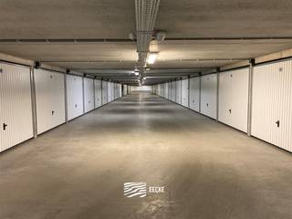 Loodswezenplein Garage 182 - Spacious garage box with adjoining storage room on level -2 - Dimensions: 3.08 x 5.73 m, adjoining storage room: 6.28 x 6.64 - Sale under long lease - Entrance via Lombardsijdestraat - Passenger elevator present