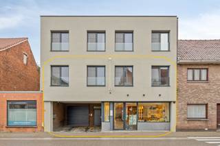Dit ruime gebouw biedt een ideale combinatie van wonen en werken.Het gelijkvloers bestaat uit een mooi ingericht handelspand/kantoor met...