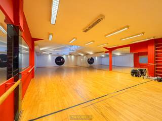 <h3><span>🏠 Ontdek je nieuwe thuis tijdens het weekend van de <strong>OPENKIJKDAGEN</strong>!<br />📅 <strong>Zondag 22 maart </strong><strong>⏰</strong><strong>  10u tot 12u30</strong><br />📌 <strong>Vrij toegankelijk – GEEN afspraak nodig</strong><br />📞 Wil je eerder al een kijkje nemen? Bel ons op ☎️ <strong>055 30 92 90</strong></span></h3>
<br />VEELZIJDIG HANDELSPAND MET PRIVATIEVE WOONST, gelegen op een uitstekende CENTRALE LIGGING vlak bij het STATION van Zottegem en op WANDELAFSTAND van alle voorzieningen. Deze eigendom biedt een UITZONDERLIJKE COMBINATIE van ruimte, ZICHTBAARHEID en FLEXIBILITEIT, ideaal voor wie een ZELFSTANDIGE ACTIVITEIT wil combineren met WONEN, of voor DIENSTVERLENENDE FUNCTIES zoals banken, schoonheidssalon, groepspraktijk... die op zoek zijn naar een pand met STERK POTENTIEEL.<br />Via de centrale inkom met bar krijgt u toegang tot verschillende ruime zalen, momenteel ingericht als sport- fitness,- en dansruimte, maar perfect geschikt voor uiteenlopende activiteiten. Daarnaast is er een aparte inkom die toegang geeft tot een afzonderlijke praktijkruimte, ideaal voor vrije beroepen of wie nood heeft aan een afgescheiden werkgedeelte. Op de 1ste verdieping bevinden zich de kleedkamers, douches, toiletten, stockageruimten en sauna, evenals de toegang tot het privatieve woongedeelte. Dit gezellige duplex appartement bestaat uit een inkom, een lichtrijke woonkamer met aansluitende ingerichte keuken en een gastentoilet. Op de 2de verdieping bevinden zich de nachthal, bureelruimte, 3 slaapkamers, een ingerichte badkamer en een ruime zolderruimte die nog tal van mogelijkheden biedt.<br />Buitenshuis beschikt deze eigendom over een ruim terras, ideaal als ontspanningsplek.<br /><br />Adres: Musselystraat 36 te Zottegem<br /><br />EPC: 590 kWh/m², G-score en P-score C, renovatieverplichting van toepassing