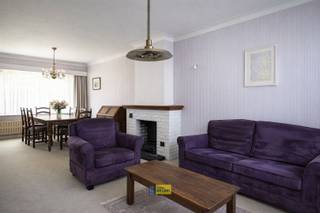 <p><span>Woning met 3 slaapkamers op toplocatie te Essen<br /><br />Locatie:</span><span><br />Deze woning is gelegen op een toplocatie te Essen, met scholen, winkels en openbaar vervoer vlakbij. De woning biedt een bewoonbare oppervlakte van 117m².</span><span><br /><br />Indeling:</span><span><br />Via de inkomhal heeft u toegang tot de gezellige leefruimte, aansluitend bevindt zich eetkamer. Verder is er een keuken.<br />Op het gelijkvloers vindt u daarnaast een apart toilet en de badkamer met zitbad, en ook een wasruimte.<br />De eerste verdieping telt 3 slaapkamers. Verder is er nog een zolder.<br />Buiten kunt u in alle rust genieten van de gezellige tuin. Als ook is er een ruime oprit met garage aanwezig.<br /></span><span><br />Troeven:</span><span><br />- 3 slaapkamers<br />- Ruime tuin<br />- EPC: 862 kWh/m² </span><span>(renovatie verplichting) </span><span><br /><br />Omschrijving:</span><span><br />Deze charmante woning combineert ruimte, comfort en een uitstekende ligging. Perfect voor wie op zoek is naar een warme thuis met voldoende plaats voor het hele gezin.</span><span><br /><br /></span><span>Interesse? Wees niet te laet en plan vandaag nog uw bezoek!</span></p><p><span> </span></p>