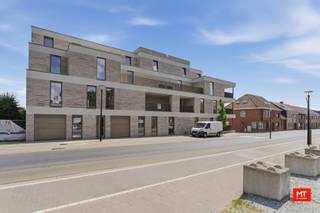 <strong>Welkom bij Residentie De Groene Poort</strong><br /><br />Residentie De Groene Poort is een stijlvol nieuwbouwproject waar comfort, energiezuinigheid en kwalitatief wonen centraal staat. Het project omvat <strong>11 moderne appartementen</strong> en biedt een gevarieerd aanbod voor wie op zoek is naar een nieuwe thuis op maat. <br /><br />Het biedt het beste van twee werelden: gelijkvloerse appartementen met een private tuin en inpandige garage, die het gevoel van een woning geven én lichtrijke appartementen met mooie verzichten. <br /><br />Elk appartement beschikt over <strong>2 à 3 slaapkamers</strong> en geniet van een <strong>zonnige, Zuidgerichte buitenruimte</strong> onder de vorm van een terras of tuin. <br /><br />Ook op technisch vlak werd gekozen voor hedendaags comfort en duurzaamheid. Alle appartementen zijn uitgerust met <strong>vloerverwarming op basis van een energiezuinige warmtepomp</strong> en voorzien van moderne <strong>domotica</strong>. Daarnaast is er een <strong>gemeenschappelijke waterontharder </strong>aanwezig en bestaat de mogelijkheid om per appartement <strong>zonnepanelen</strong> te installeren. <br /><br />Een bijkomende troef is de vrijheid om de <strong>keuken en badkamer volledig naar eigen smaak in te richten </strong>zodat uw appartement helemaal persoonlijk kan afwerken. <br /><br />Tot slot is er de <strong>mogelijkheid om een ondergrondse garage aan te kopen</strong>. <br /><br /><strong>Ontdek hier de beschikbare appartementen: </strong><br /><br /><strong>Gelijkvloers </strong>
<ul>
<li>W1 + G1: Appartement (126,69 m²) met 2 slaapkamers, garage (17,87 m²) en tuin (89,33 m²). Prijs: €400.240,50</li>
<li>A1 + G2: Appartement (102,65 m²) met 2 slaapkamers, garage (21,42 m²) en tuin (71,34 m²). Prijs: € 306.190,60</li>
<li>W2 + G8: Appartement (107,84 m²) met 2 slaapkamers, garage (21,46 m²) en tuin (71,26 m²). Prijs: € 401.833,57</li>
<li>A2: VERKOCHT</li>
</ul>
<br /><strong>Eerste verdieping</strong>
<ul>
<li>A3: Appartement (148,45 m²) met 3 slaapkamers en terras 1 (10,79 m²) en terras 2 (6 m²). Prijs: € 446.735,33</li>
<li>A4: Appartement (93,7 m²) met 2 slaapkamers en terras 1 (16,20 m²) en terras 2 (6 m²). Prijs: € 293.190,00</li>
</ul>
<br /><strong>Tweede verdieping</strong>
<ul>
<li>A6: Appartement (120,74 m²) met 2 slaapkamers en terras 1 (17,88 m²) en terras 2 (6 m²). Prijs: € 373.230,00</li>
<li>A7: Appartement (93 m²) met 2 slaapkamers en terras 1 (16,80 m²) en terras 2 (10 m²). Prijs: € 295.606,67</li>
<li>A8: Appartement (111,41 m²) met 2 slaapkamers en terras 1 (13,19 m²) en terras 2 (8,50 m²). Prijs: € 344.056,00</li>
</ul>
<br /><strong>Derde verdieping </strong>
<ul>
<li>A9: VERKOCHT</li>
</ul>
<br /><strong>Vrijblijvend bezoek of meer informatie? </strong><br />Contacteer Minthus op 057 468 33 of info@minthus.be