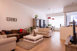 Maak van dit licht en ruim appartement uw thuis!<br /><br />Locatie:<br />Dit GEMEUBELD 2 slaapkamer nieuwbouw appartement is gelegen op een absolute top locatie!<br />Op wandelafstand van de Marnixplaats, Volkstraat én de Nationalestraat. Vlakbij hippe bars en restaurants, leuke boetiekjes en speciaalzaken. <br /><br />Indeling:<br />Het appartement is gelegen op de 1ste verdieping van een verzorgd gebouw. <br />Een lichte leefruimte op houten vloeren met een open keuken en toegang tot het terras. De keuken nodigt uit om samen te koken of te aperitieven. Alle nodige keukentoestellen zijn voorzien. <br />Voor het verdere wooncomfort zijn er 2 slaapkamers. <br />De moderne badkamer met inloopdouche en lavabomeubel. Toilet apart.<br /><br />Bijzonderheden:<br />€ 125,00 maandelijkse kosten voor onderhoud van de lift, de gemeenschappelijke delen alsook ruitenwasser. Nutsvoorzieningen met aparte meters. <br />Kelderberging, fietsenberging.<br /><br />Het appartement is beschikbaar vanaf 01 november.