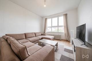 <p><span>Info & bezoeken: </span><span>anastasia.s@weinvest.be</span><span> | 02 315 77 22</span></p>
<p><span>Ideaal gelegen in de onmiddellijke nabijheid van het Spiegelplein en al zijn faciliteiten (winkels, openbaar vervoer, scholen en restaurants), ontdekt u dit mooie appartement met 1 slaapkamer, ruime leefruimtes en een aangenaam woonpotentieel.</span></p>
<p><span>Het appartement bevindt zich op de 4de verdieping van een kleine mede-eigendom met lift en lage gemeenschappelijke kosten.</span></p>
<p><span>Het is als volgt ingedeeld: inkomhal met vestiaire, apart toilet, een recente keuken, een ruime en lichtrijke leefruimte, één slaapkamer met aansluitende badkamer en twee kelderruimtes.</span></p>
<p><span>Het appartement dient opgefrist te worden, maar biedt een mooi potentieel om het volledig naar eigen smaak in te richten.</span></p>
<p><span>Daarnaast geniet het pand van verschillende technische troeven: een recente verwarmingsketel, conforme elektriciteit en twee privatieve kelders die extra bergruimte bieden.</span></p>
<p><span>Het pand heeft een EPC-score G – 412 kWh/(m² jaar) – CO₂-uitstoot: 83 kg/(m² jaar). De elektrische installatie is conform tot 2045.</span></p>
<p><span>Neem contact met ons op om een bezoek te organiseren! Mis geen enkele van onze exclusieve panden op </span><span>WWW.WEINVEST.BE</span></p>