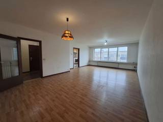 Op de Groenendaallaan 97 te 2170 Merksem, op de tweede verdieping, bevindt zich dit ruime appartement van 100 m² met twee slaapkamers, ideaal voor...