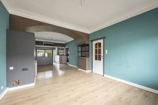 <p>Ruim wonen in Merksem met tuin en terras</p><p> </p><p>Achter de statige gevel van deze woning gaat een verrassend ruime gezinswoning schuil van maar liefst 200 m². Een huis vol licht, comfort en leefruimte – ideaal voor een groot of groeiend gezin.</p><p> </p><p>Locatie met alles binnen handbereik</p><p> </p><p>Deze woning ligt in het hart van Merksem, een levendige wijk met winkels, scholen en horeca vlakbij. Met het openbaar vervoer en de belangrijkste invalswegen om de hoek, ben je in geen tijd in het centrum van Antwerpen of de rest van Vlaanderen. Parkeren? Dat kan vlot in de straat of voor de deur.</p><p> </p><p>Waarom je hier wil wonen</p><p> </p><p><span><span>·</span><span>      </span></span>4 ruime slaapkamers en 2 kleine kamers – elk met overvloedig natuurlijk licht</p><p><span><span>·</span><span>      </span></span>2 moderne badkamers – stijlvol afgewerkt met inloopdouche en toilet en één met ligbad, douche en toilet</p><p><span><span>·</span><span>      </span></span>Open keuken &amp; leefruimte – koken, tafelen en genieten in één geheel</p><p><span><span>·</span><span>      </span></span>Zonnige tuin met terras – onderhoudsvriendelijk, mét tuinhuis voor extra bergruimte</p><p> </p><p>Indeling</p><p> </p><p>Op het gelijkvloers vind je een lichtrijke leefruimte en een open keuken die het hart van de woning vormt – volledig uitgerust en perfect voor culinaire hoogstandjes. Via de grote raampartijen heb je zicht en toegang tot de onderhoudsvriendelijke tuin met terras: een plek om te ontspannen of gasten te ontvangen.</p><p> </p><p>De 4 slaapkamers en 2 kleine kamers zijn verspreid over de verdiepingen en bieden ruimte voor iedereen in het gezin. Twee moderne badkamers maken het wooncomfort compleet.</p><p> </p><p>Bergruimte troef in de kelder.</p><p> </p><p>Ontdek deze woning vandaag nog. Plan je bezoek via sinjoor.be.</p>