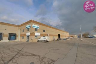 <strong>Bedrijfshal / magazijnruimte</strong> <br />Polyvalent bedrijfsgebouw gelegen op het industrieterrein Schurhovenveld, Groenstraat te Sint-Truiden te huur! <br />De ligging van het gebouw zorgt voor een uiterst <strong><span>vlotte verbinding</span></strong> naar de N3 (Tienen-Luik), N79 (Tongeren) en N80 (Hasselt, E313, E40).<br /><br />- Het magazijn heeft een totale grootte van 4500m² waarvan 2500m² beschikbaar is. <br />- Vrije hoogte is 8 à 9M.<br />- 4 laadkaaien<br />- Sectionale poort van 4,5 meter hoogte<br />- Lichtstraat in het dak<br /><br /><span><strong>Onmiddellijk beschikbaar!</strong></span><br /><br /><strong>Voor meer info en een bezoek ter plaatse neem contact op met ons kantoor 012 744 844</strong>